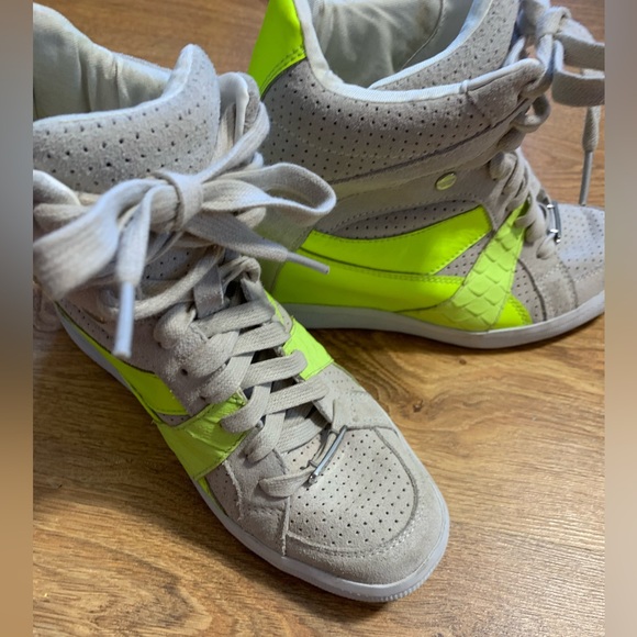 Coach Women’s 8.5 heel Sneakers - Picture 7 of 7